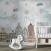 Muurschildering met dieren, ballonnen en paraplu's vliegend over herenhuizen Dieren vliegen over de stad voor kinderkamer - belangrijkste product afbeelding