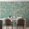 Fotobehang met bloeiende twijgen, kleine vogels op een niet-uniforme achtergrond Bloei in wit op blauwe achtergrond - belangrijkste product afbeelding