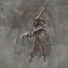 Fotobehang van een dansend meisje tegen een grijze achtergrond van een groot gebouw Roterende ballerina voor woonkamer - afbeelding nummer 2
