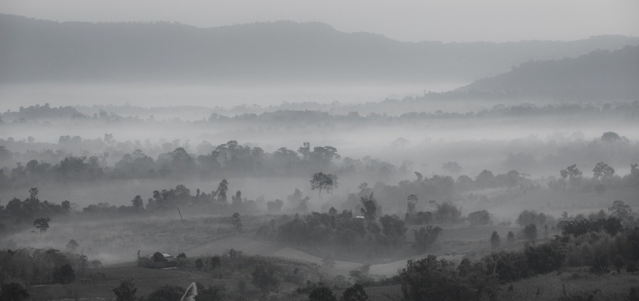 Fotobehang met bergen in mist Grijs landschap - afbeelding nummer 2