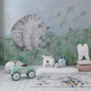De Bear in the City muurschildering is een kinderkamerdecoratie met een delicaat thema en expressie. Een teddybeer tussen de huizen is een subtiele suggestie voor het oog van het kind - belangrijkste productafbeelding